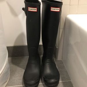 Hunter black boots v good condition size 8 Female